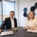 mike wagner und lena mahnken im gespraech über unternehmenskommunikation in der grouplink gruppe