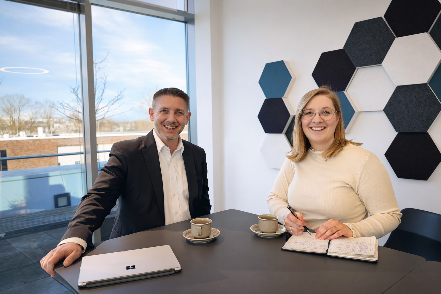 mike wagner und lena mahnken im gespraech über unternehmenskommunikation in der grouplink gruppe